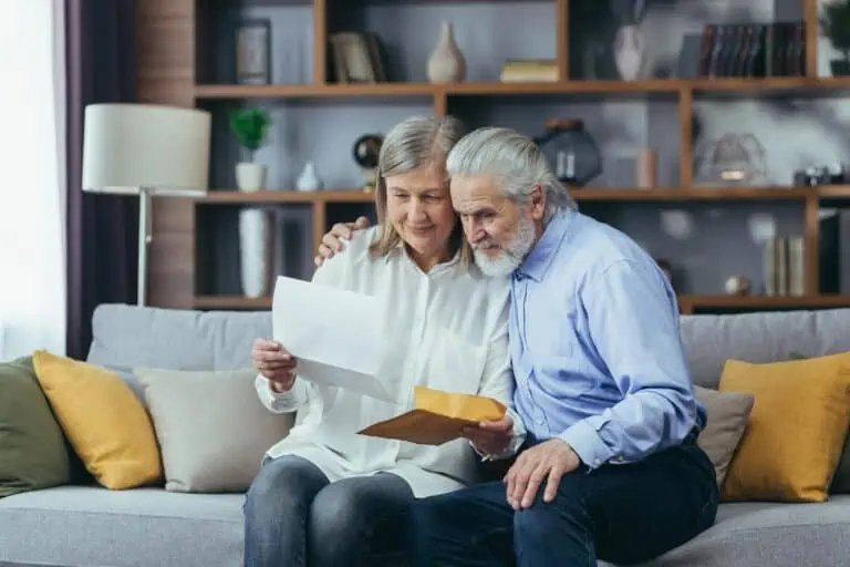 ein älteres Paar liest gemeinsam ein Gedicht und freut sich - Symbolbild Gedicht schreiben lassen - zum Beispiel als Geschenk
